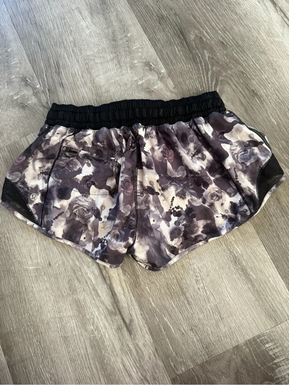 Lululemon Women's Black White Gray Floral Hotty Hot Running Shorts Size 6